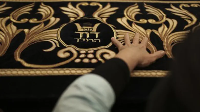 Wordshipper prays at King David's Tomb