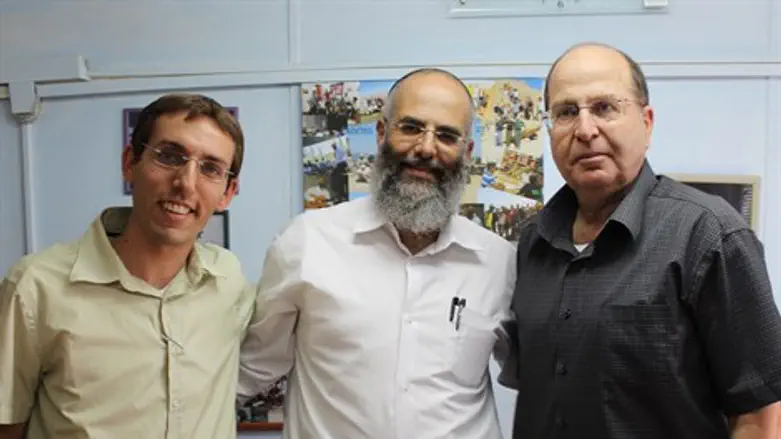 השר יעלון ב'אלישע'