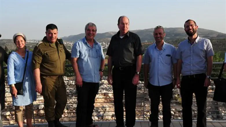 Defense Minister Ya'alon visits Binyamin regi