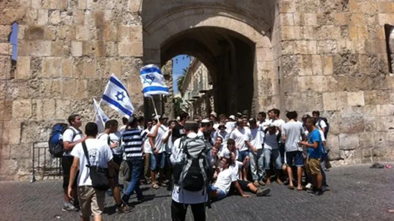 תלמידי ישיבת חיספין בכניסה לשער האריות