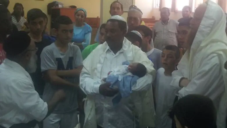 התינוק מובא לבית המדרש