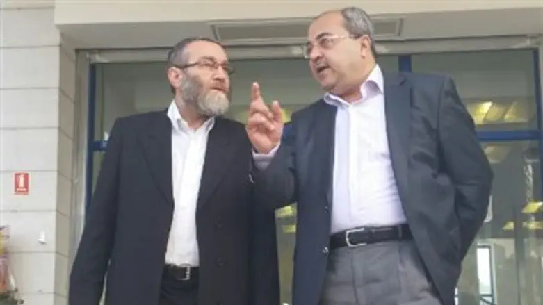 משה גפני ואחמד טיבי ביציאה ממשרד המשפטים