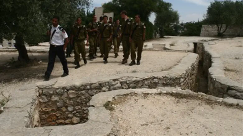 להכיר את הנס. חיילים מבקרים באתר גבעת התחמושת