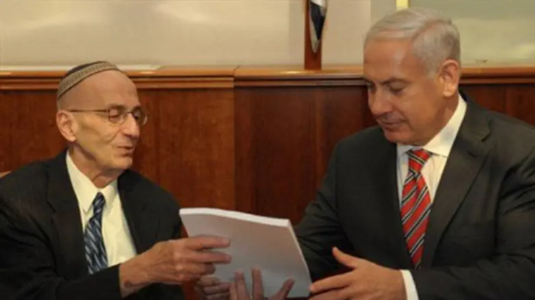 Edmond Levy presents his report to Binyamin N