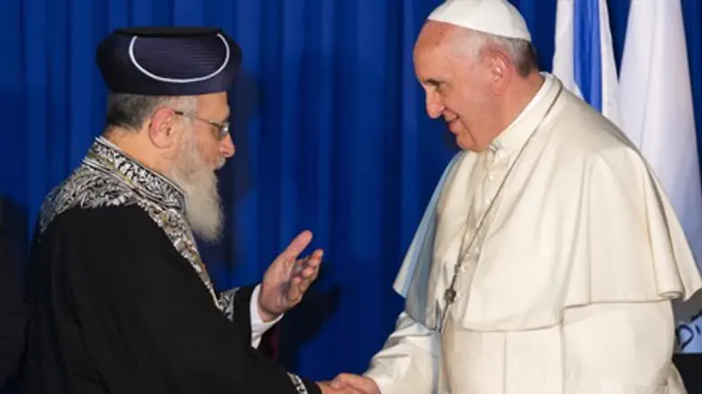 ראש הכנסייה הקתולית והרב יצחק יוסף