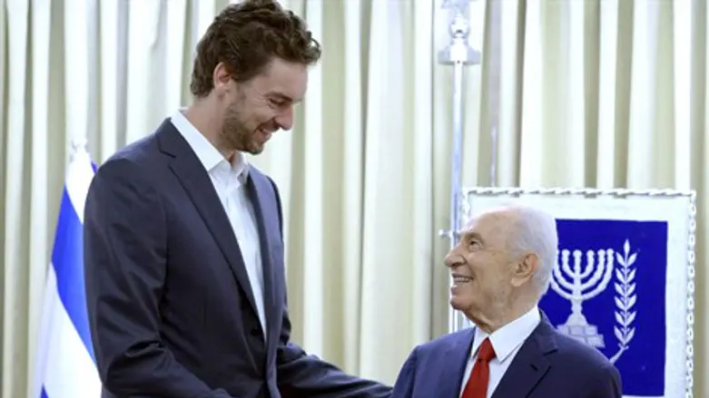 הנשיא פרס ופאו גאסול