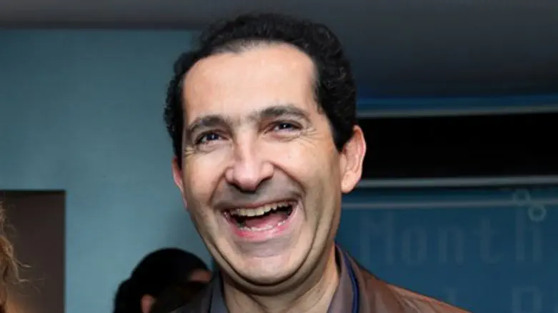 צוחק כל הדרך לבנק. דרהי