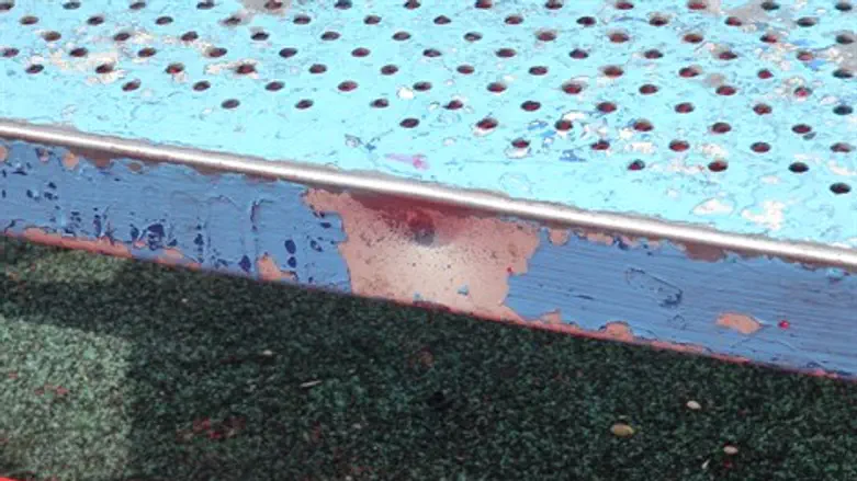 סימני הפגיעה של אחד הקליעים