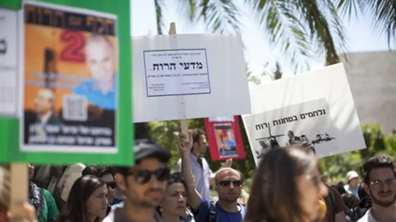 Protesting HUJI budget cuts, June 2, 2014