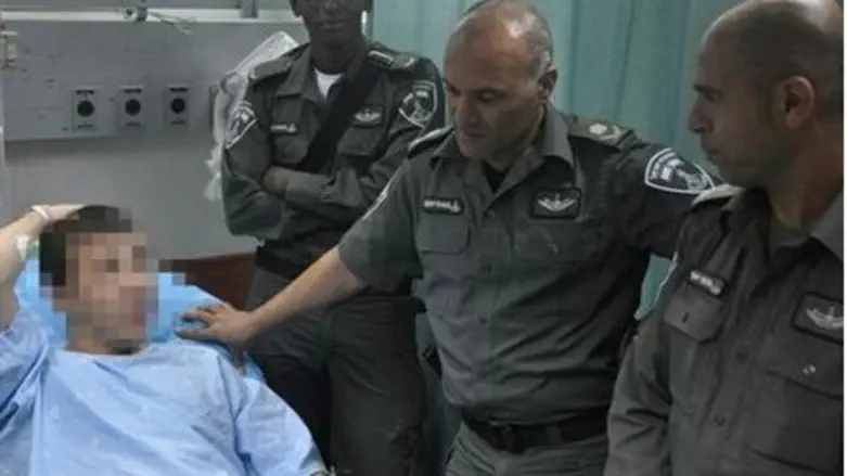 Maj. Gen. Yaakov, 2nd right, visits policeman