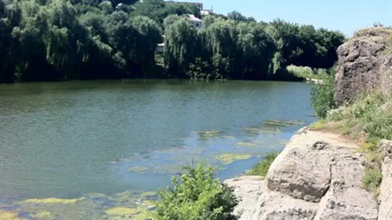 הנהר סמוך לאומן