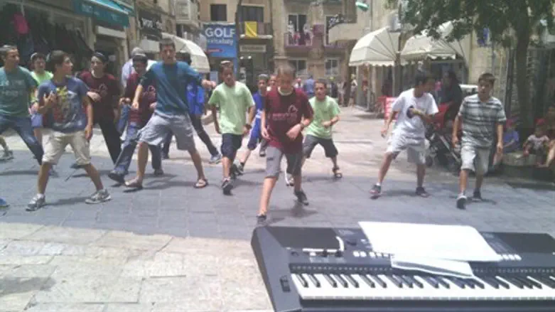 רוקדים ברחובות