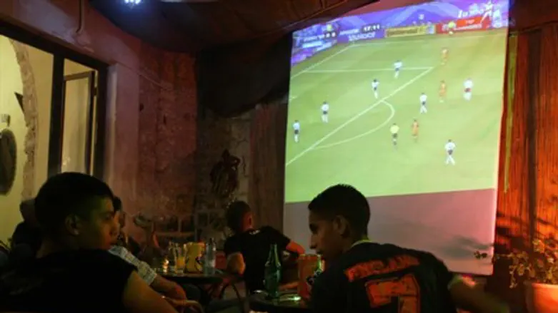 צופים במשחק. השנה כולם יכולים