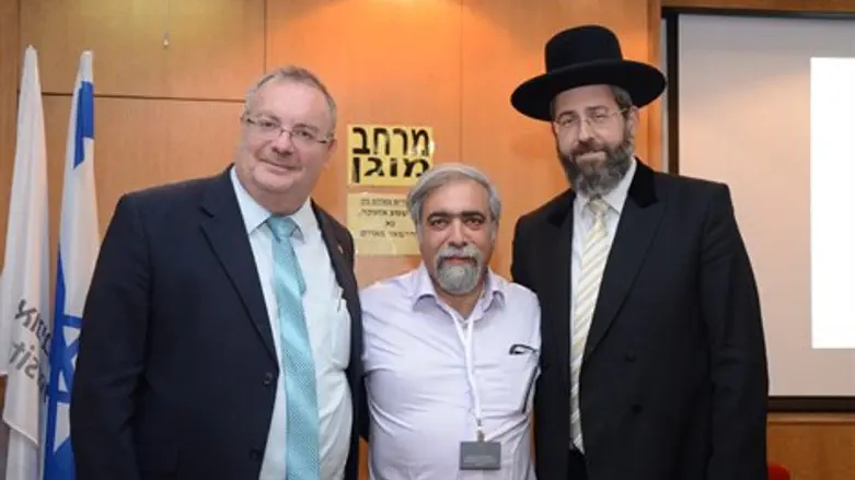 הרב לאו עם נשיא האוניברסיטה בכנס. אמש