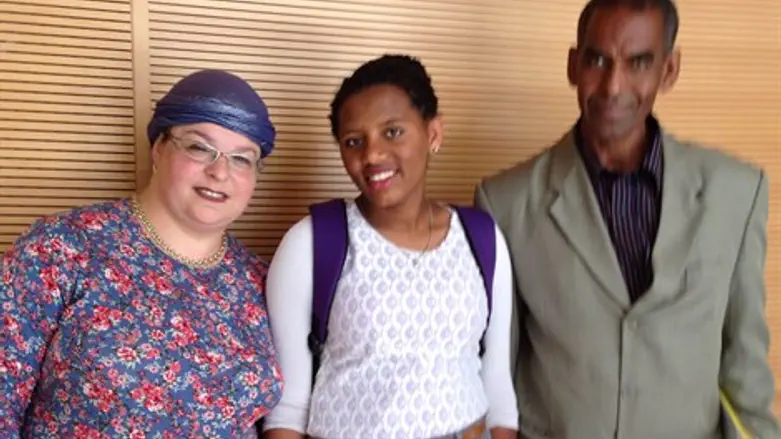 יזבאלם עם אביה והרכזת הפדגוגית לירז נחמיאס