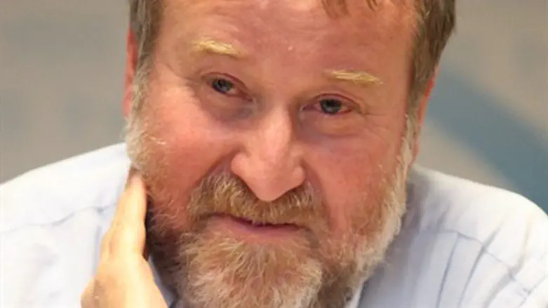 רקע מרשים. אביחי מנדלבליט