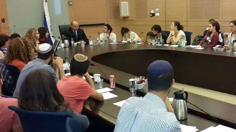 בנט בפגישה עם תלמידי "בית ישראל"