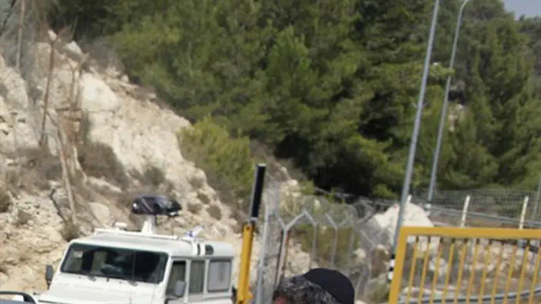 שער הישוב דולב. ארכיון