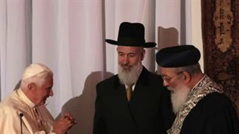 בא אליהם. האפיפיור והרבנים הראשיים