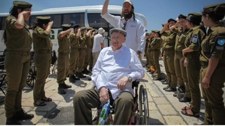 Holocaust survivor saluted at the Kotel