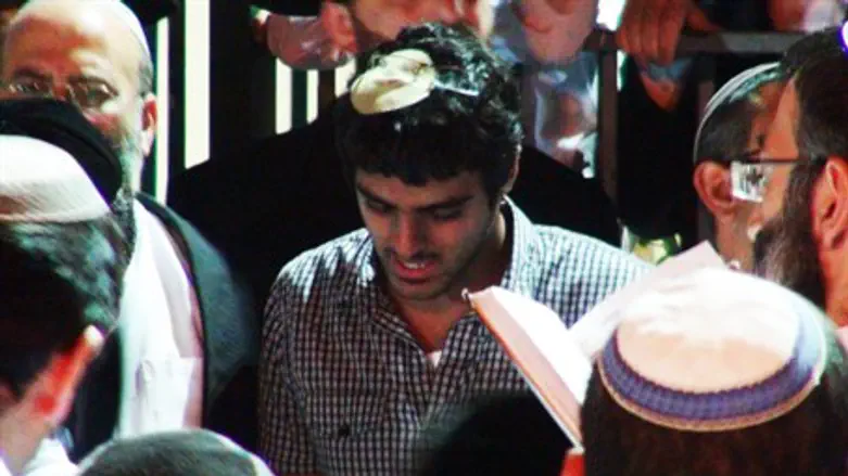 Eyal Yifrah's brother leads emotional prayers