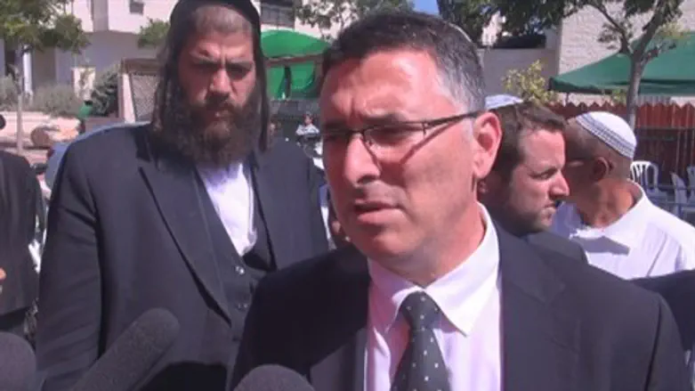 השר גדעון סער לאחר ביקור בבתי המשפחות