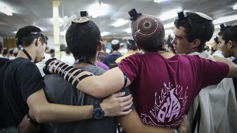 תפילה בישיבת "מקור חיים"