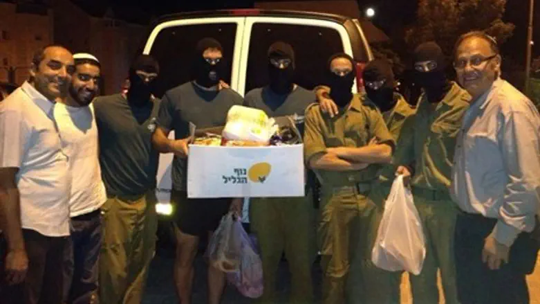 חברי העמותה עם הלוחמים