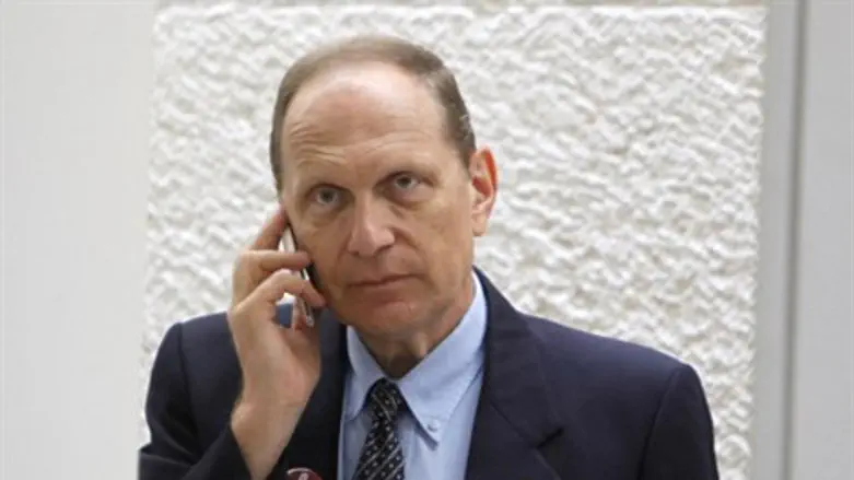 מבטיח לסייע. אידלמן