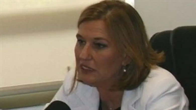 נושאת באחריות. לבני