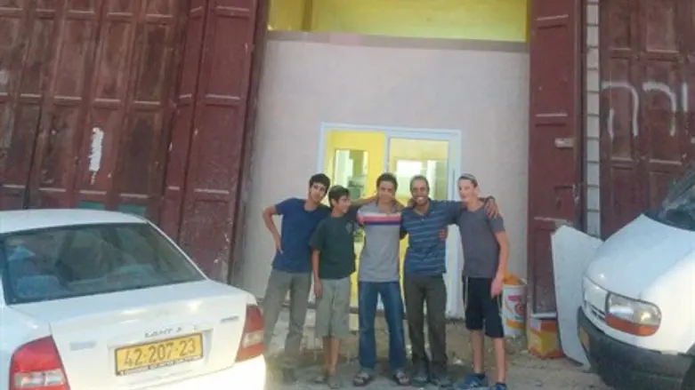 המתנדבים בפתח בית השלום