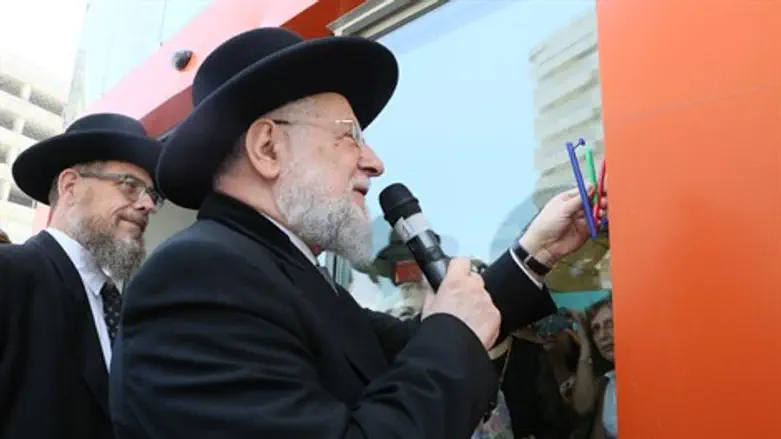 הרב לאו קובע מזוזה בבית החולים