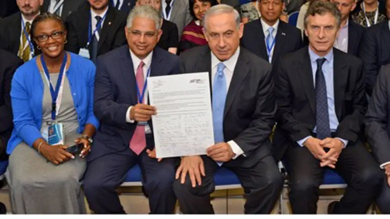 Netanyahu with the letter