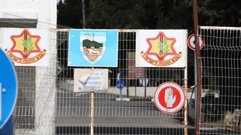 סמל צה"ל צבא כניסה לבסיס ש.ג. שער