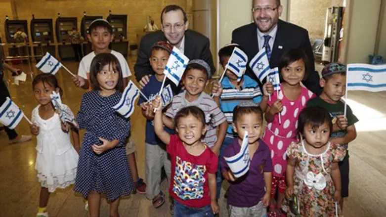 Michael Freund, Dov Lipman greet Bnei Menashe