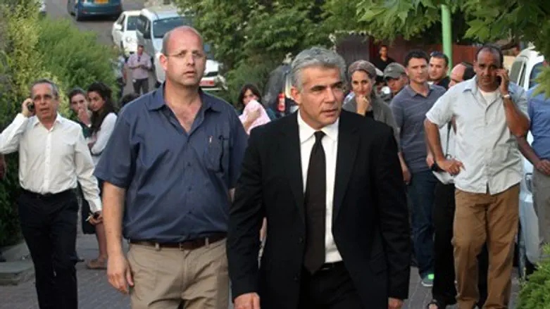 Yair Lapid meets Gilad Sha'ar's parents in Ta