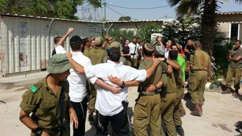 אנשי יצהר עם לוחמי צה''ל