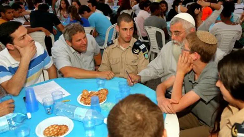 הרב זינגר עם בני הנוער