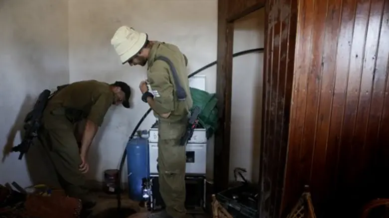 מדלת לדלת. הכוחות סורקים