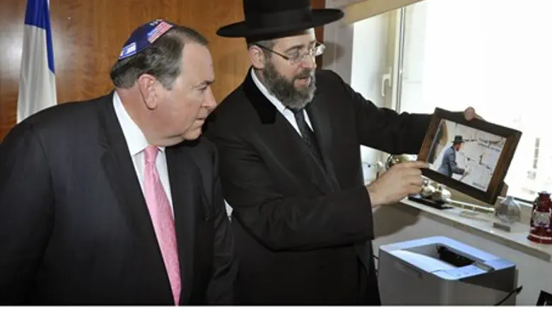 Huckabee (L) with Rabbi David Lau