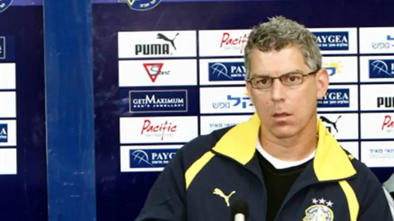 מיץ' גולדהאר. מכבי תחת בדיקה