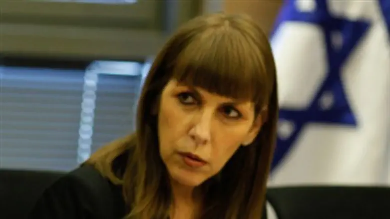 יש ממשלה. לבנת.