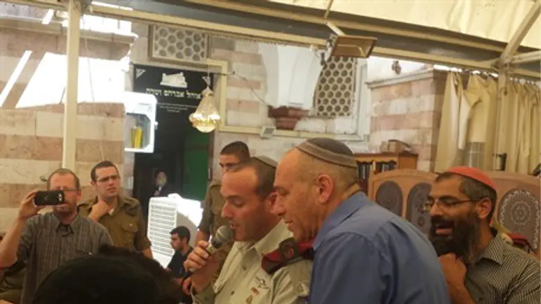 Моти Йогев молится в Пещере Патриархов