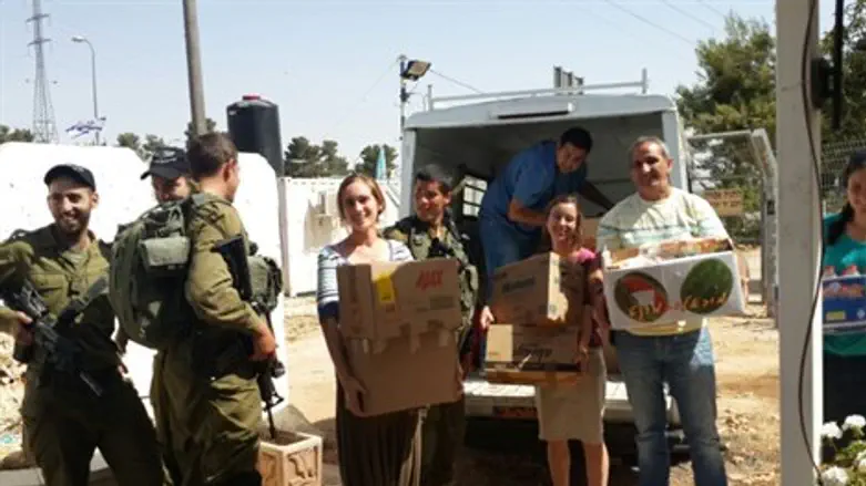 מחלקים צ'ופרים לחיילים בגוש עציון