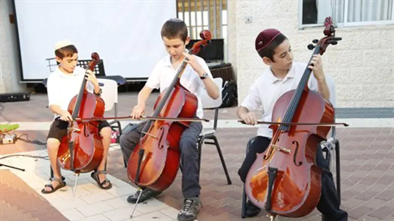 מתבגרים על המרחק