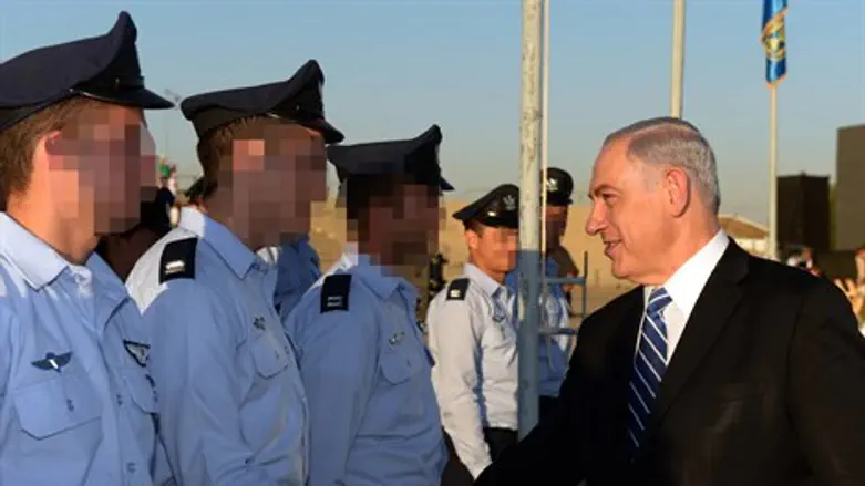 נתניהו עם בוגרי קורס טיס