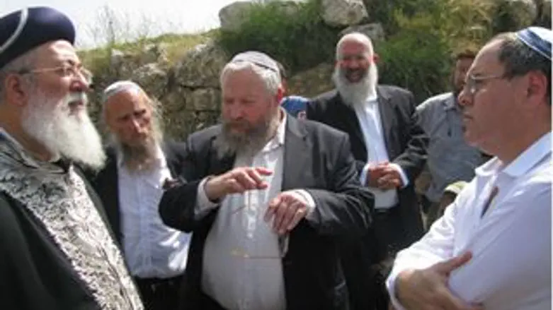 יו"ר מועצת יש"ע דני דיין עם  הרב עמאר