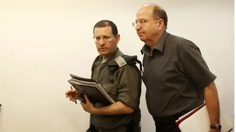 Defense Minister Moshe Yaalon (R)