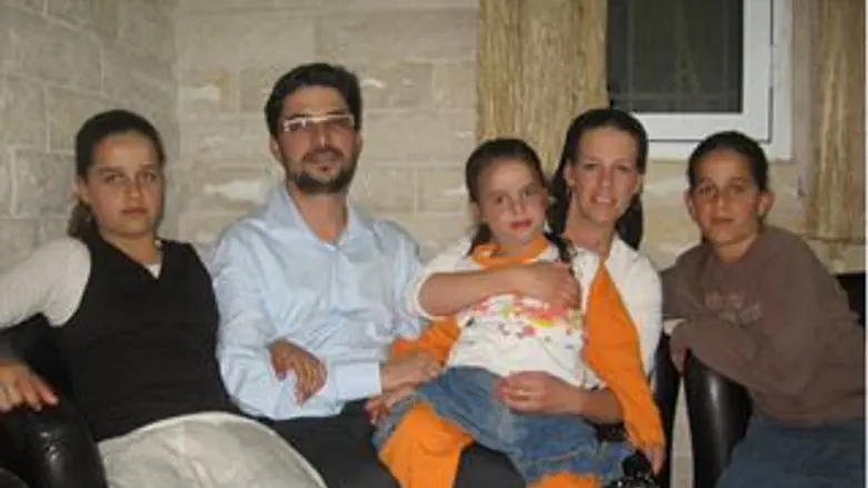 שרה ומשה אביטן עם הבנות נועם, שחר וטל