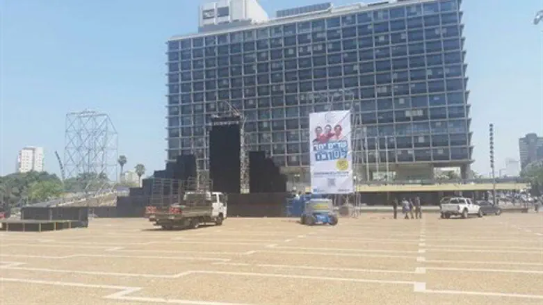 ההכנות בכיכר רבין לעצרת הערב